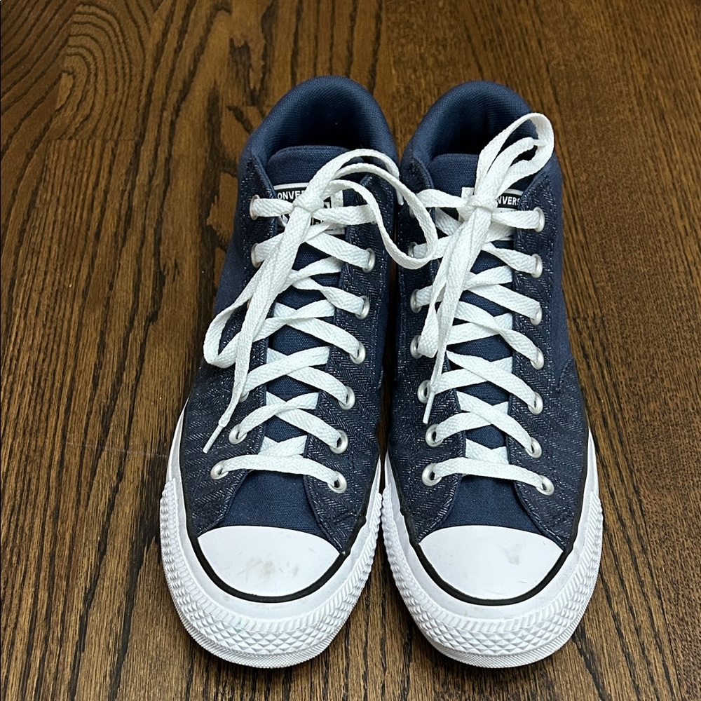 EUC navy Converse high tops. Denim/navy size 10M/12/W. Slight wear on the heels.